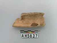 藏品(黃褐色細砂素面陶圈足殘片)的圖片